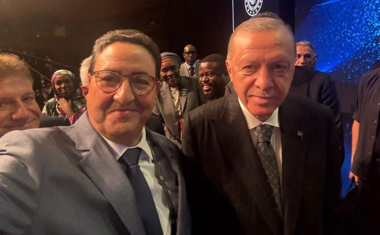 تجاوز بروتوكولي.. قيوح يلاحق أردوغان لالتقاط سيلفي