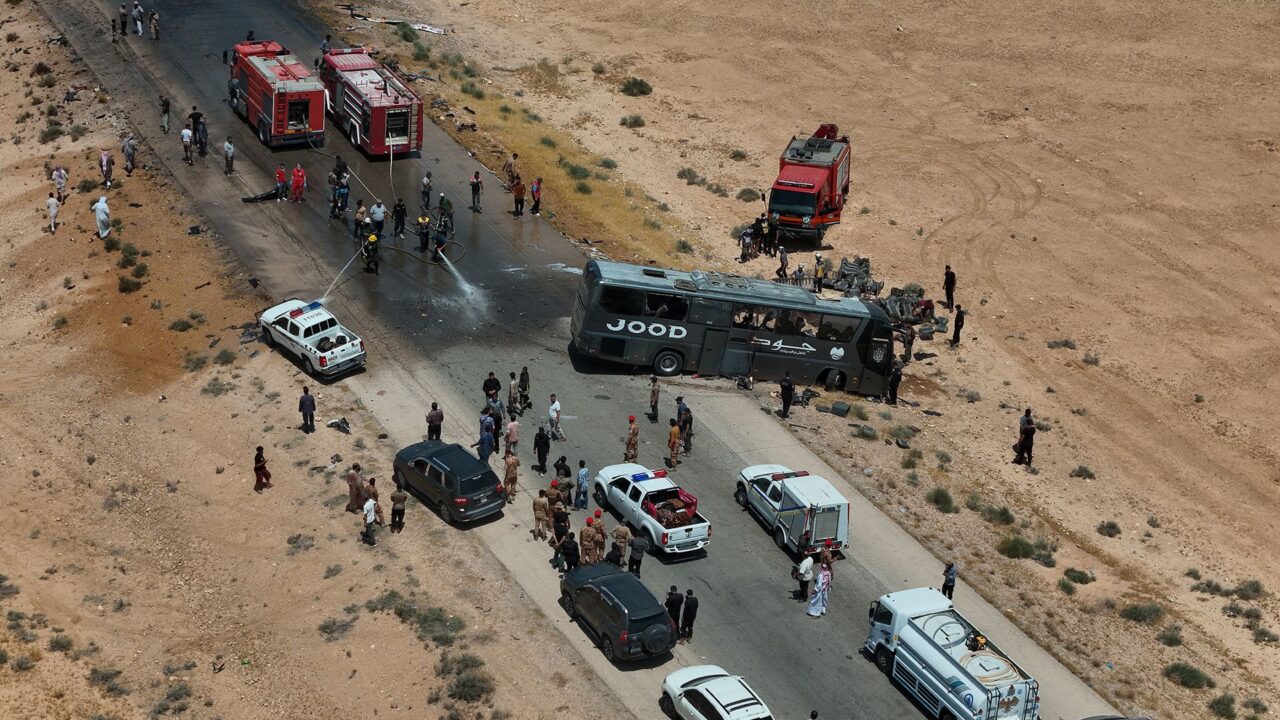 سوريا.. 35 قتيلًا و30 مصابًا إثر حادث مروري مأساوي