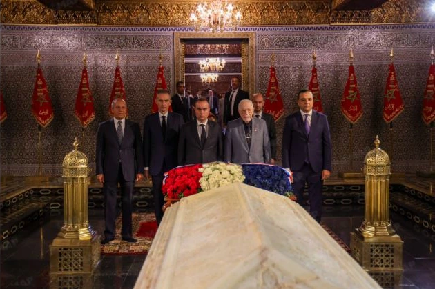 في زيارة رسمية للمغرب.. الوزير الأول الفرنسي يحل بضريح محمد الخامس