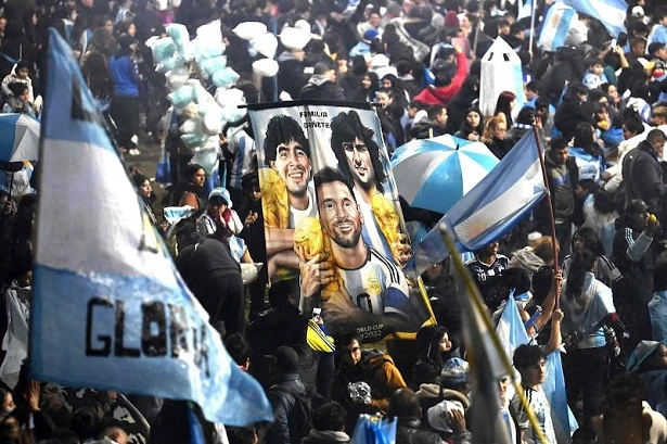 رغم غياب الأسطورة ميسي.. الجماهير تحتفي بمنتخب الأرجنتين بحفاوة كبيرة