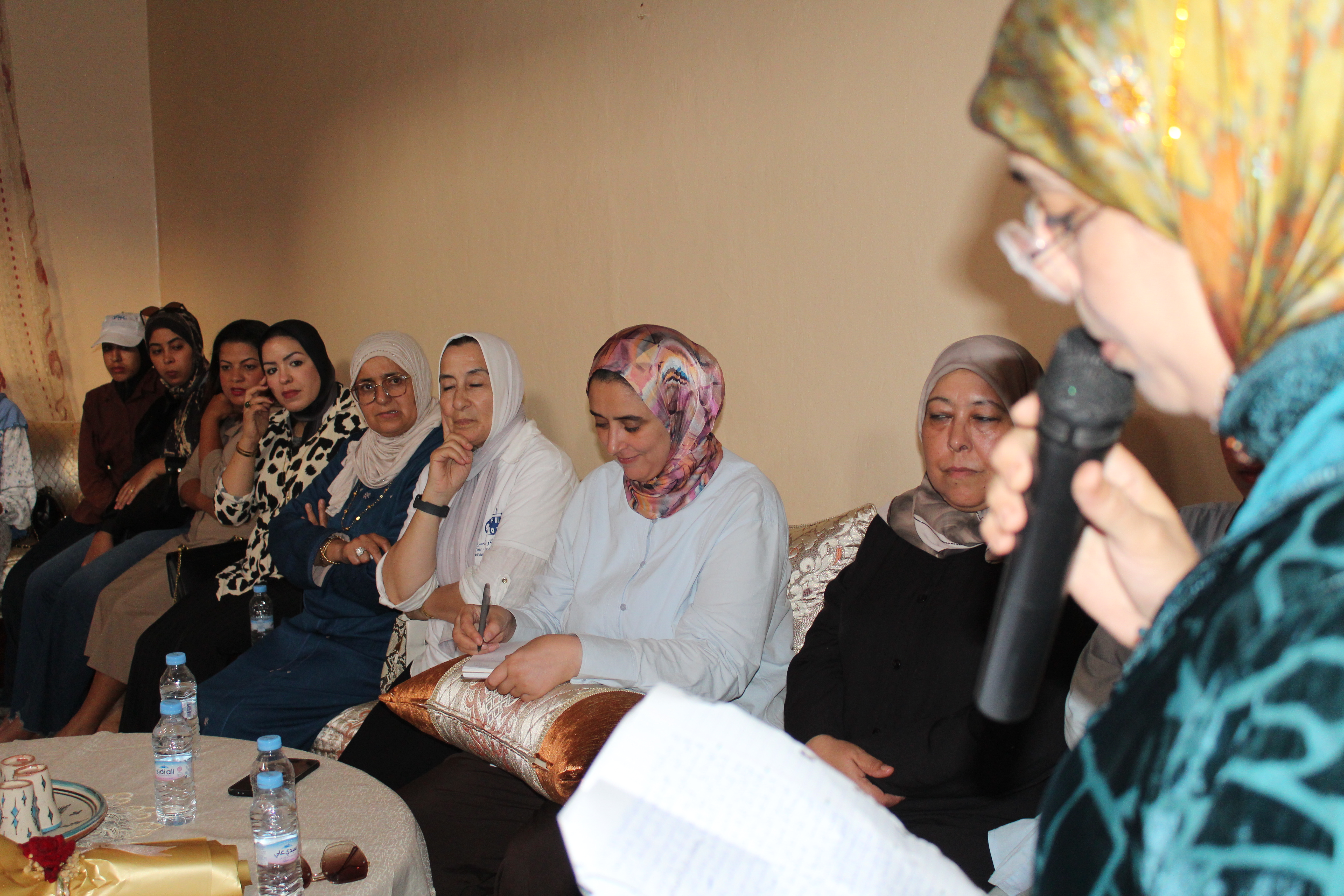 وسط ترحيب كبير.. الدكتورة حنان الماسي تواصل حملتها من قلب دواوير جماعة سيدي بوموسى وتستمع مباشرة إلى مطالب الساكنة
