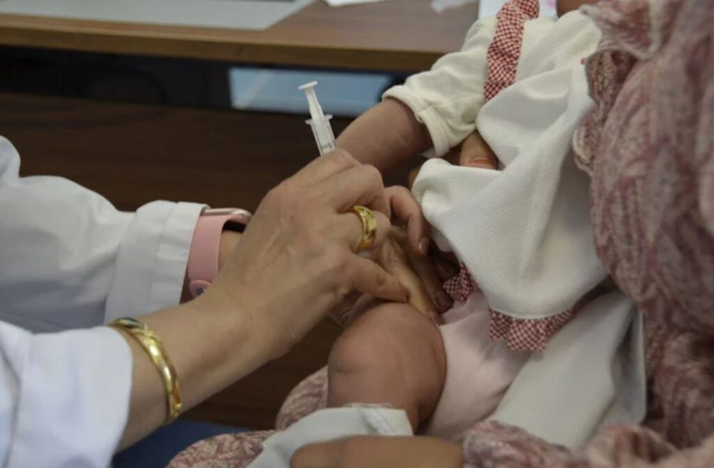 وزارة الصحة تدعو الأسر المغربية إلى استكمال تلقيح أطفالها وتؤكد توفر اللقاحات مجانا